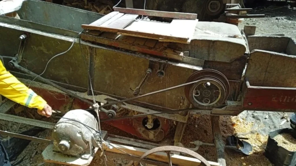 Idoso morre após sofrer choque em trilhadeira no interior de SC