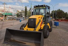 Nova retroescavadeira reforça frota municipal Nova retroescavadeira reforça frota municipal