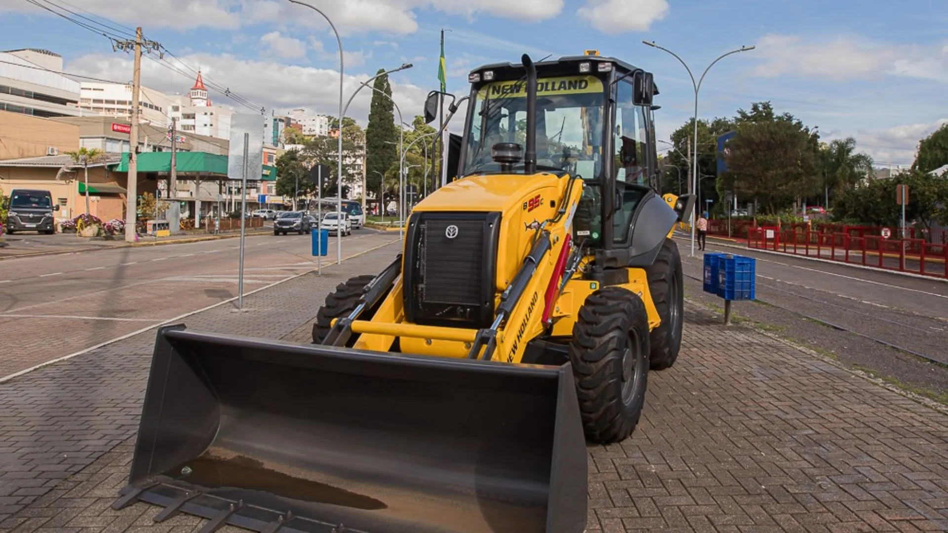 Nova retroescavadeira reforça frota municipal