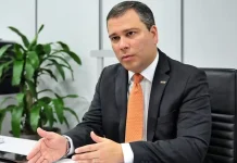 PF mira esquema financeiro e prende ex-presidente do BRB PF mira esquema financeiro e prende ex-presidente do BRB