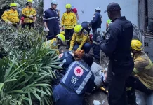 Resgate de caminhoneiro leva 5 horas após queda em ribanceira Resgate de caminhoneiro leva 5 horas após queda em ribanceira