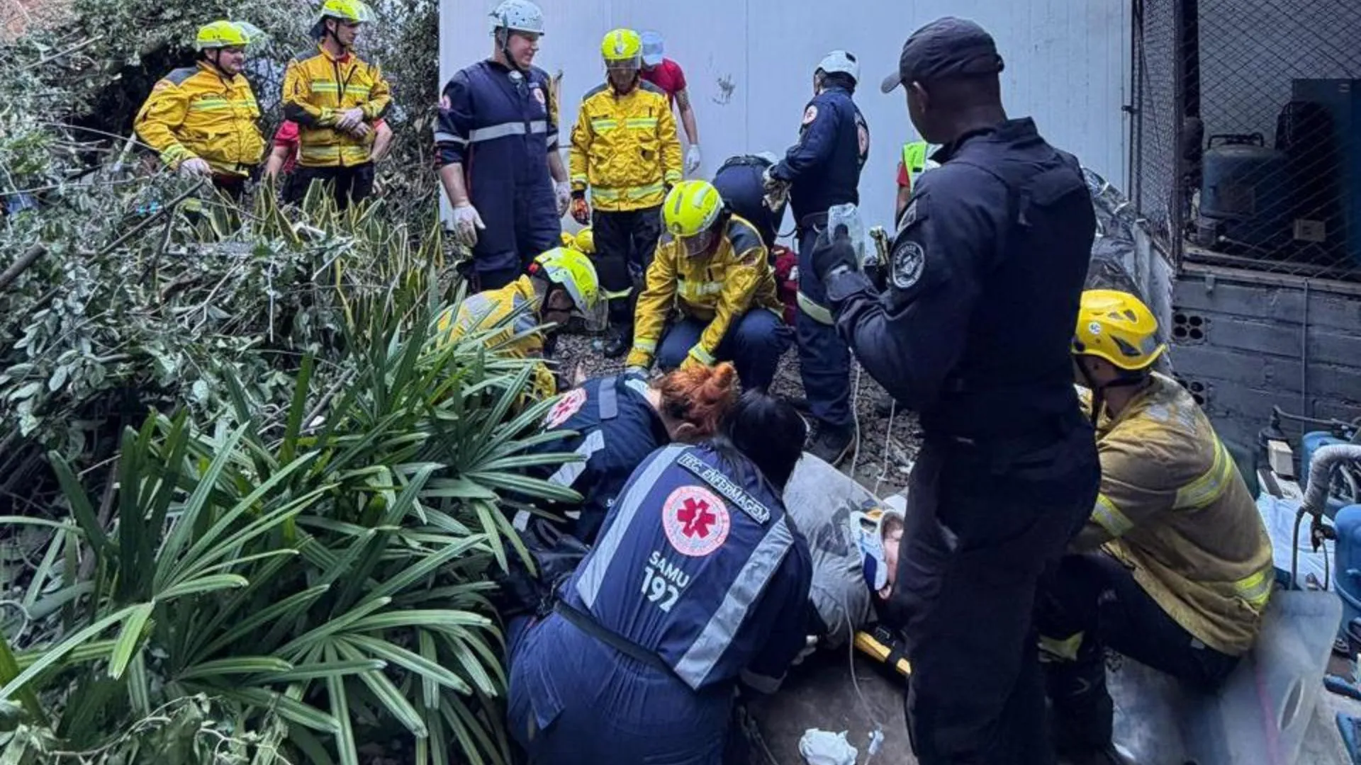 Resgate de caminhoneiro leva 5 horas após queda em ribanceira