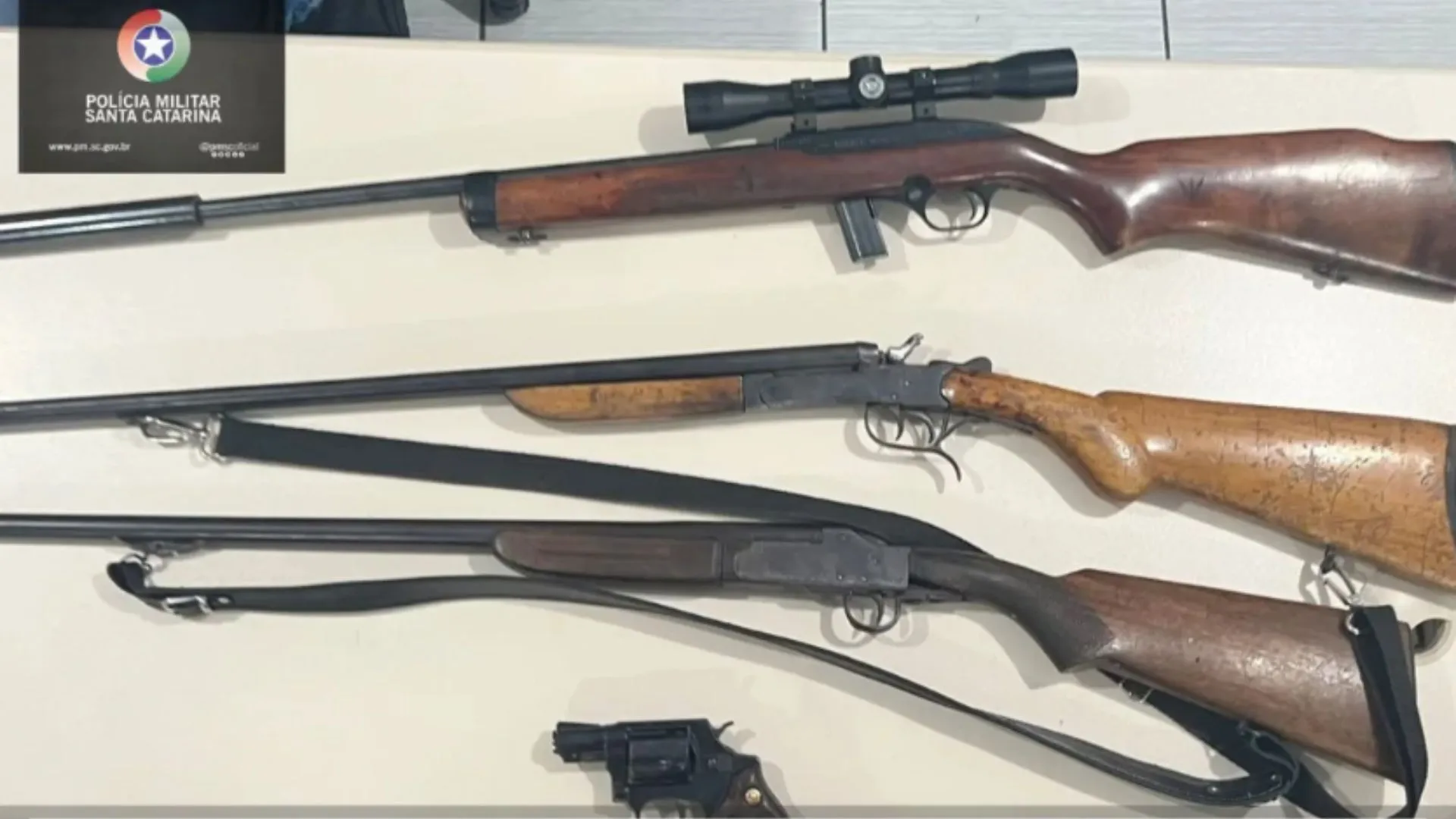 Homem em surto é preso com arsenal de armas em Tangará