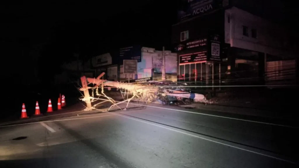 Racha na madrugada derruba postes e causa falta de energia