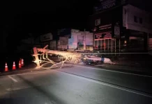 Racha na madrugada derruba postes e causa falta de energia Racha na madrugada derruba postes e causa falta de energia