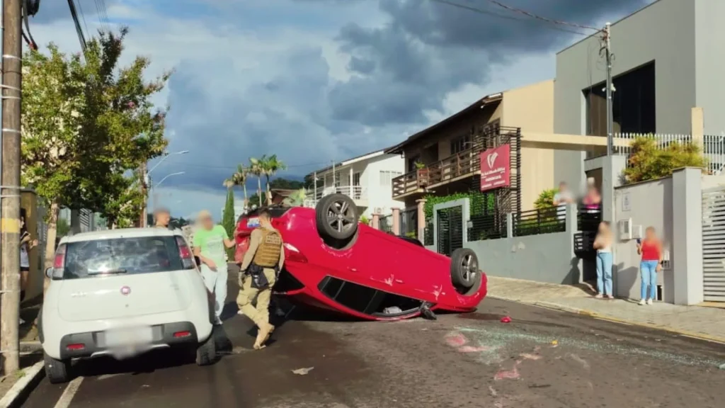 Acidente envolve três veículos e deixa carro tombado em Videira