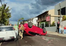 Acidente envolve três veículos e deixa carro tombado em Videira Acidente envolve três veículos e deixa carro tombado em Videira