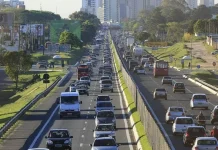 Mais de 1 milhão de veículos devem circular nas rodovias de SC entre sexta e terça-feira Mais de 1 milhão de veículos devem circular nas rodovias de SC entre sexta e terça-feira