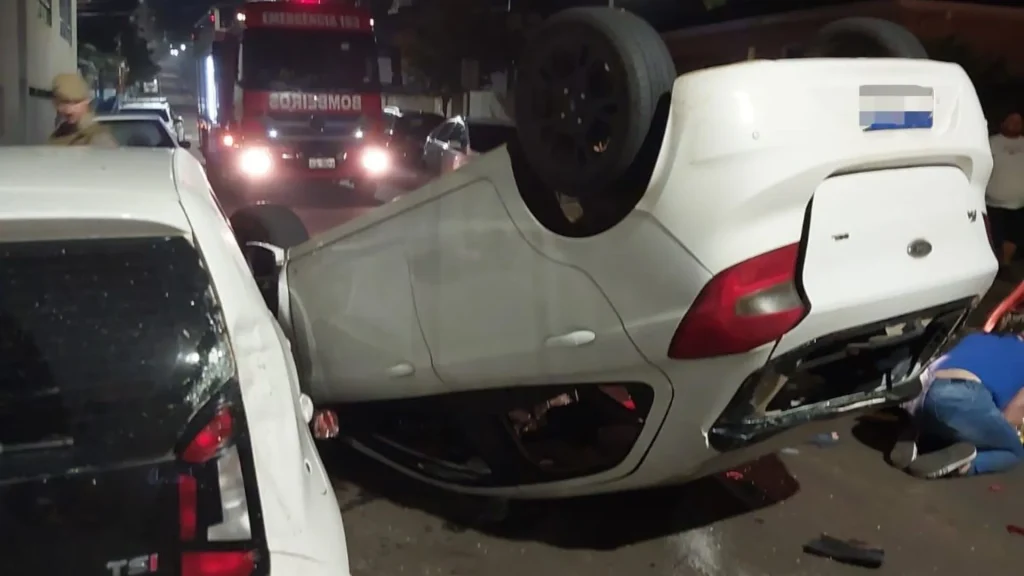 Capotamento deixa três feridos na madrugada em Videira