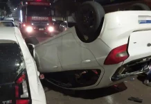 Capotamento deixa três feridos na madrugada em Videira Capotamento deixa três feridos na madrugada em Videira