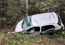Carro despenca de penhasco de 30 metros na BR-282 Carro despenca de penhasco de 30 metros na BR-282
