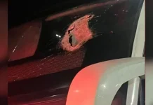 Passageiro morre após peça de caminhão atingir ônibus Passageiro morre após peça de caminhão atingir ônibus