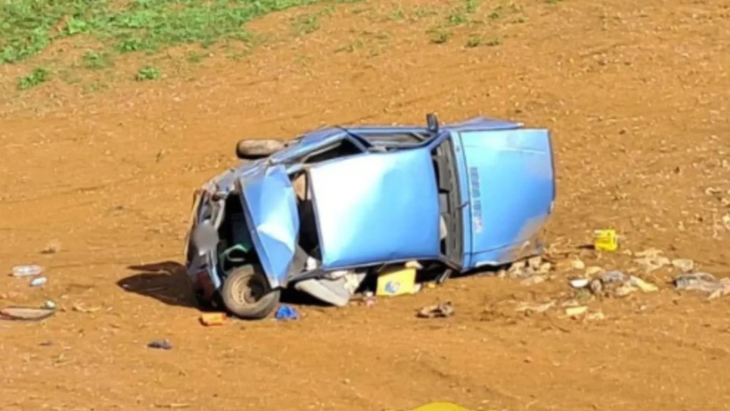 Motorista sai ileso de acidente que destruiu veículo