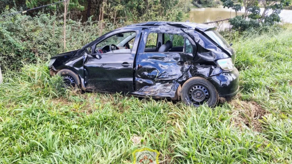 Acidente entre carro e carreta deixa um ferido em Caçador