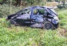 Acidente entre carro e carreta deixa um ferido em Caçador Acidente entre carro e carreta deixa um ferido em Caçador