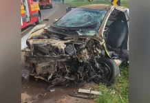 Colisão na BR-282 deixa motorista preso às ferragens Colisão na BR-282 deixa motorista preso às ferragens