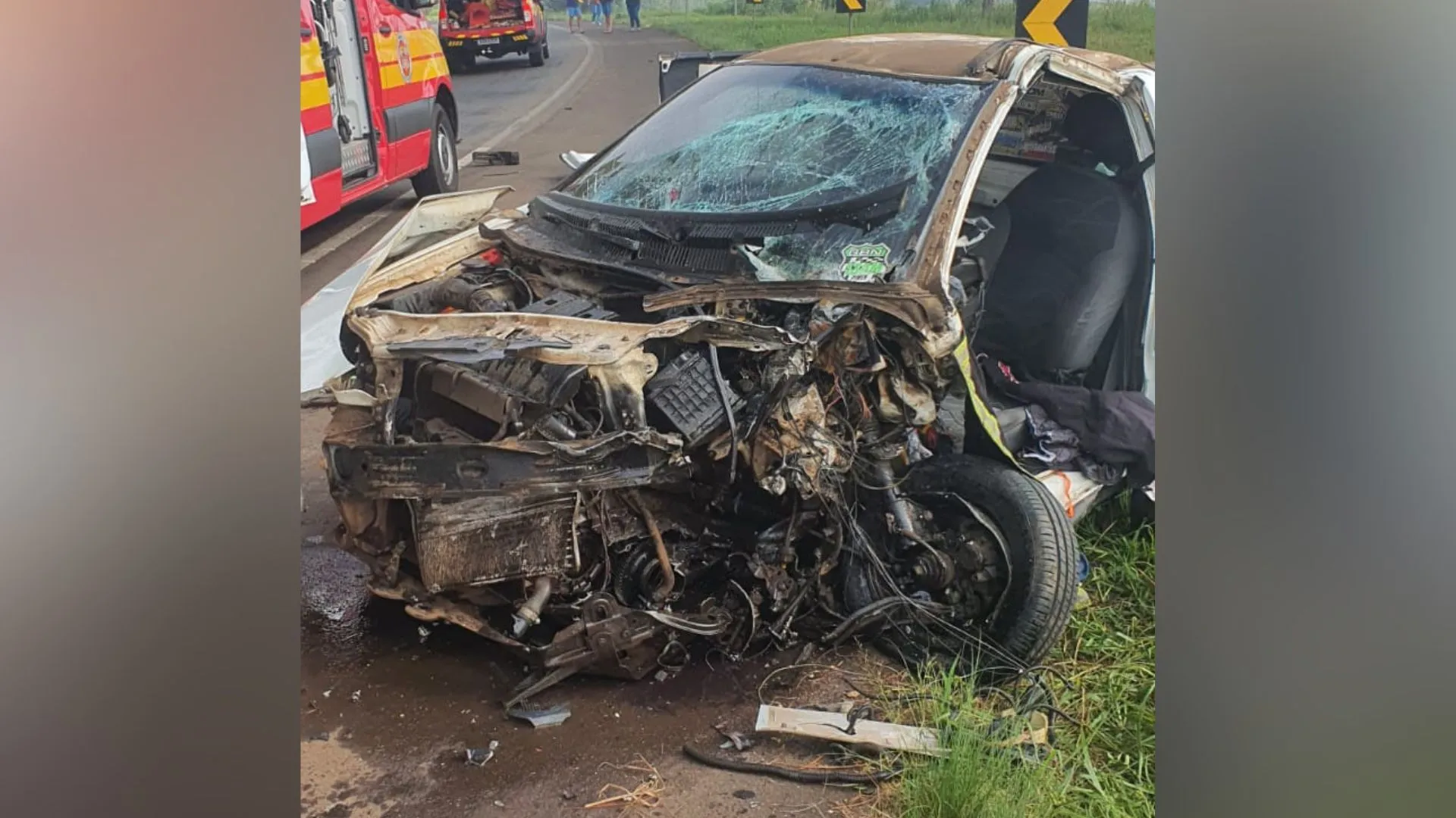 Colisão na BR-282 deixa motorista preso às ferragens