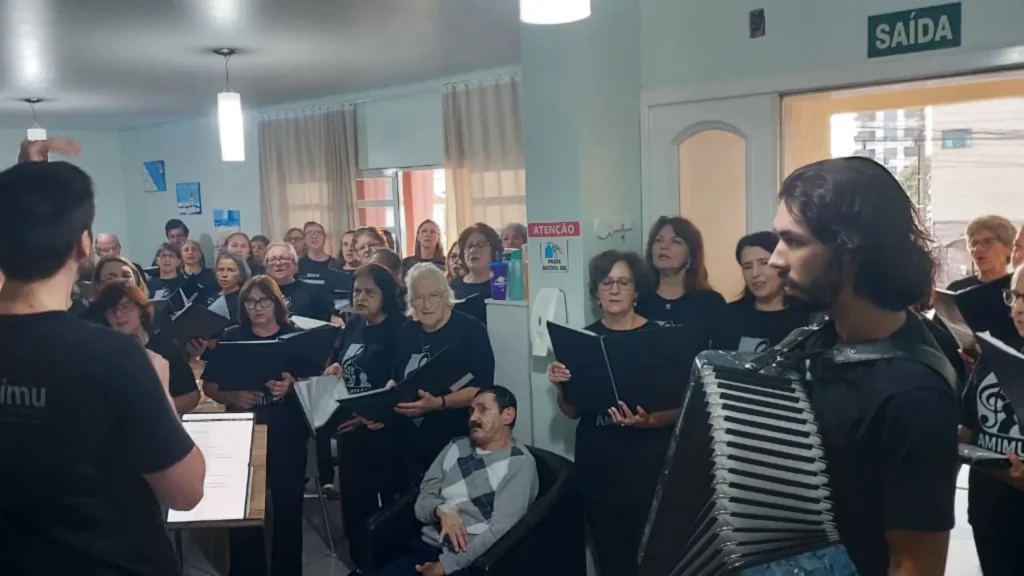 Amimu leva música e emoção aos idosos da Casa Lar São José