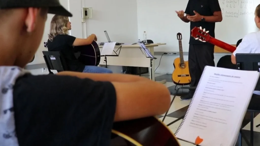 Caçador abre vagas para aulas gratuitas de violão