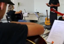 Caçador abre vagas para aulas gratuitas de violão Caçador abre vagas para aulas gratuitas de violão