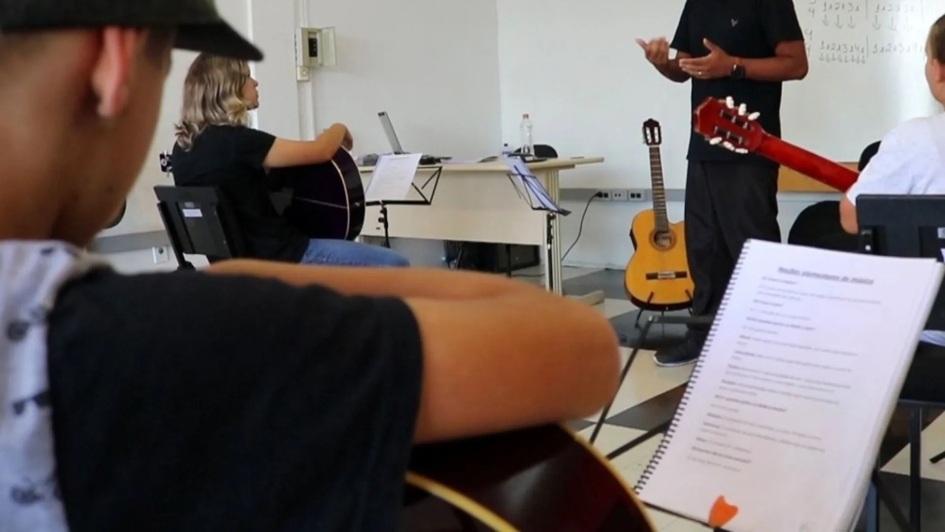 Caçador abre vagas para aulas gratuitas de violão