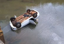 Carro cai da Ponte do Gumercindo no interior caçadorense Carro cai da Ponte do Gumercindo no interior caçadorense