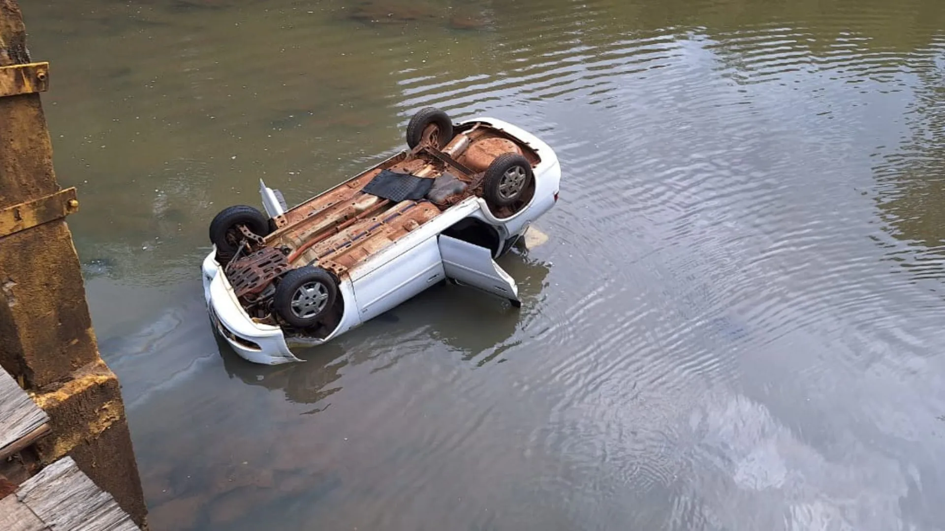 Carro cai da Ponte do Gumercindo no interior caçadorense
