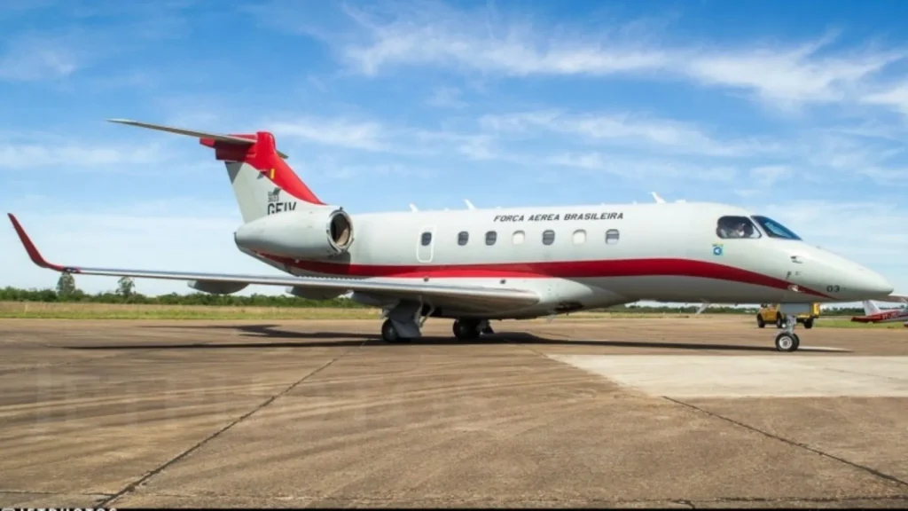 Avião da FAB faz manobras e chama atenção no Meio-Oeste