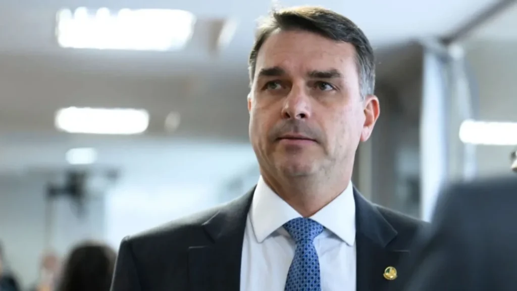 Flávio Bolsonaro reage a inquérito autorizado por Moraes