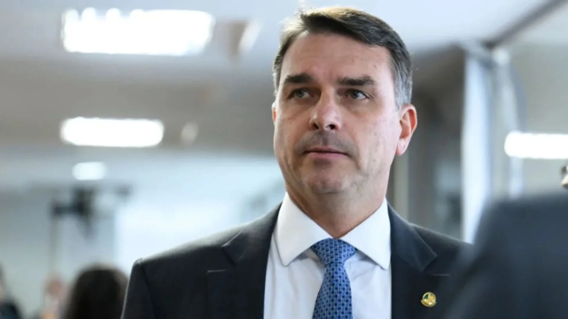 Flávio Bolsonaro reage a inquérito autorizado por Moraes