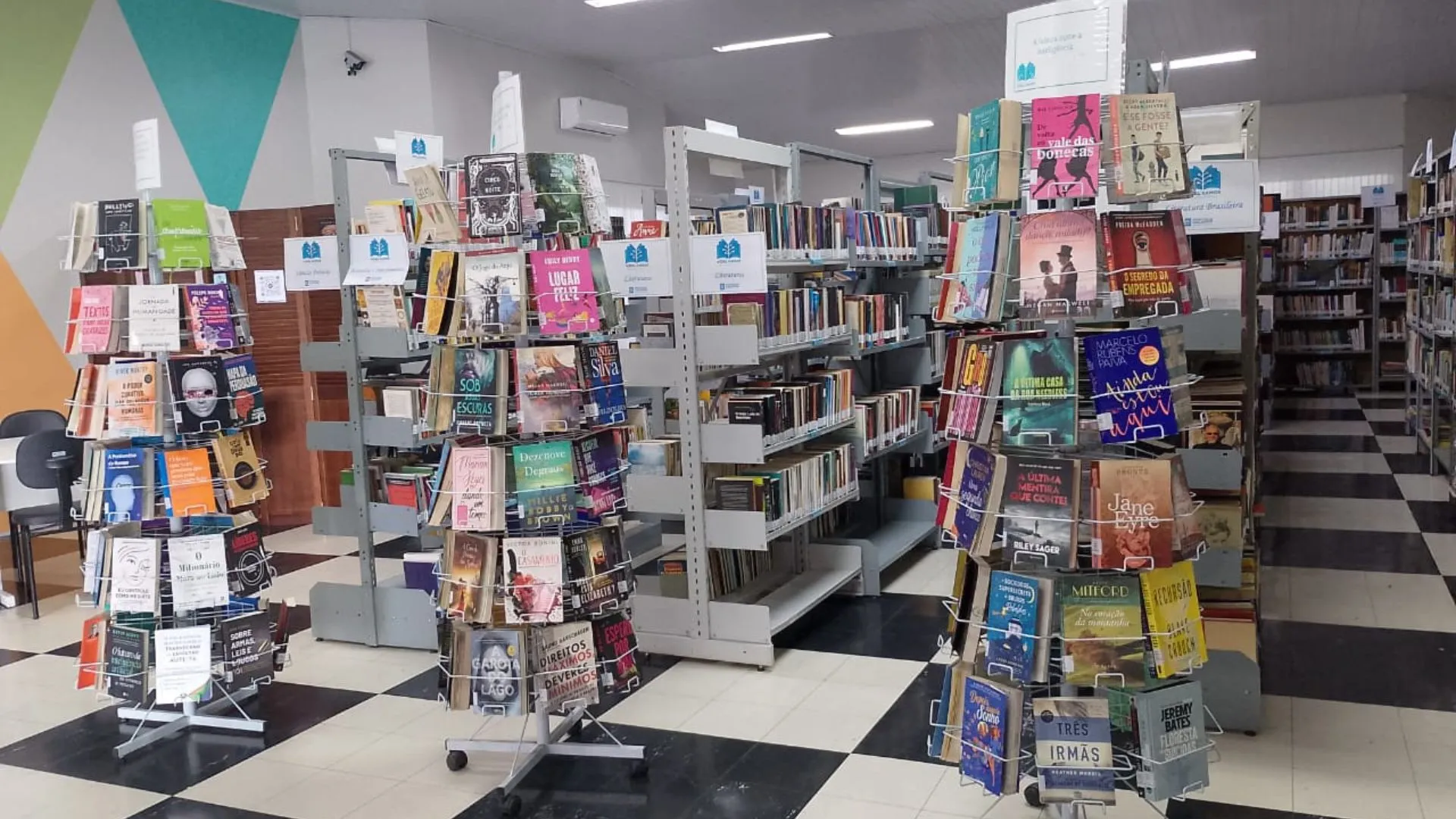 Biblioteca de Caçador realiza troca de livros usados