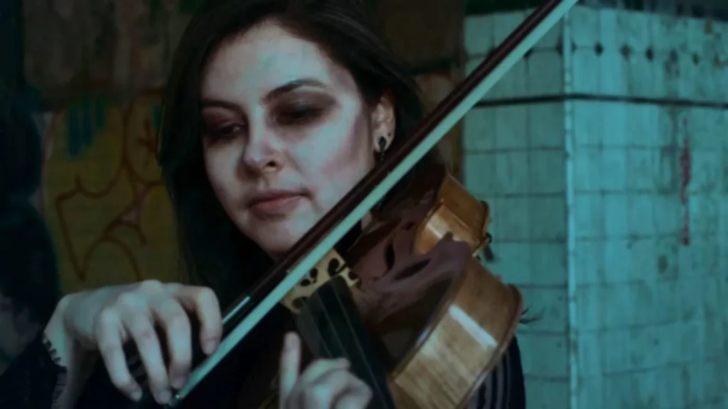 Violista de Joaçaba participa de clipe com vocalista do Iron Maiden
