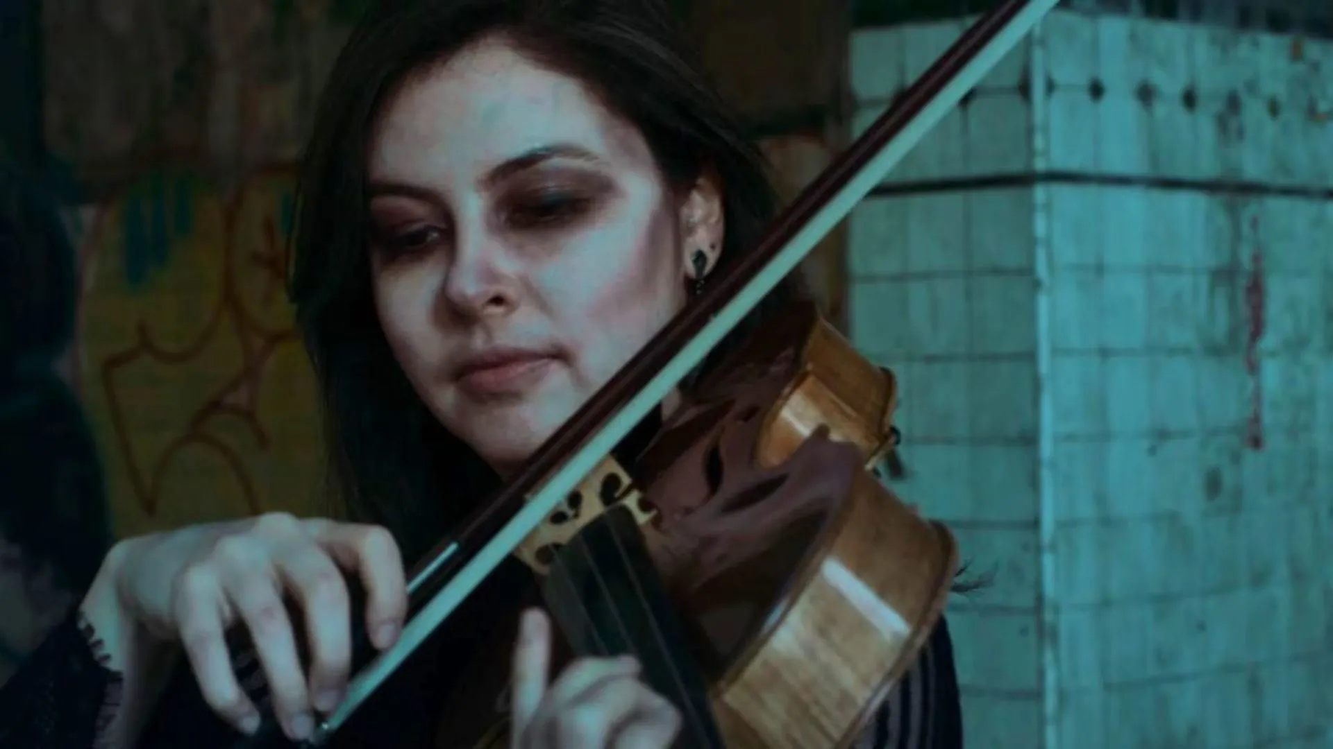 Violista de Joaçaba participa de clipe com vocalista do Iron Maiden