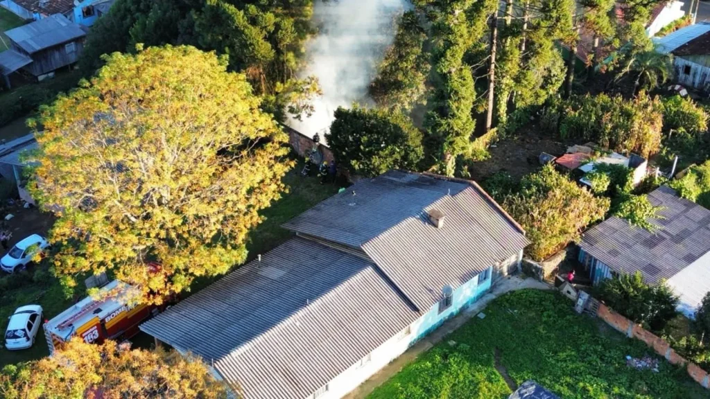 Incêndio destrói rancho de madeira no centro de Lebon Régis