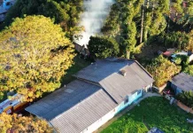 Incêndio destrói rancho de madeira no centro de Lebon Régis Incêndio destrói rancho de madeira no centro de Lebon Régis