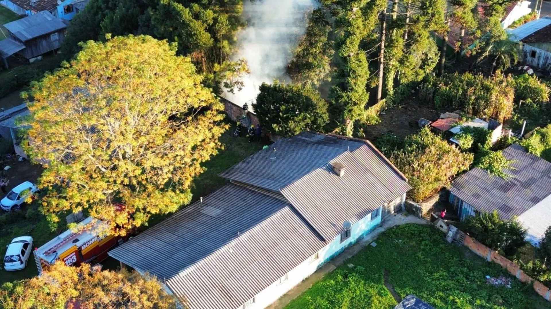 Incêndio destrói rancho de madeira no centro de Lebon Régis