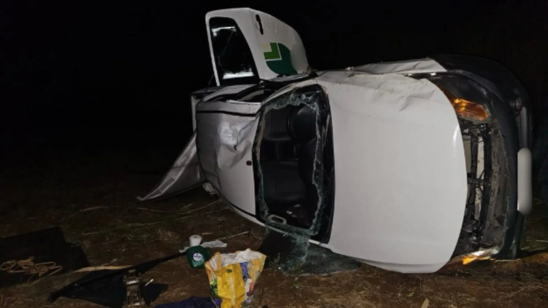 Motorista fica com braço preso sob caminhonete após saída de pista