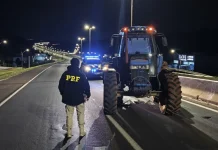 PRF recupera trator furtado após dois dias de fuga rumo ao Paraguai PRF recupera trator furtado após dois dias de fuga rumo ao Paraguai