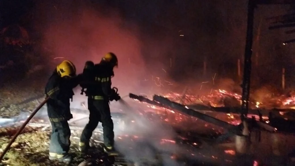 Incêndio destrói casa de madeira em Tangará