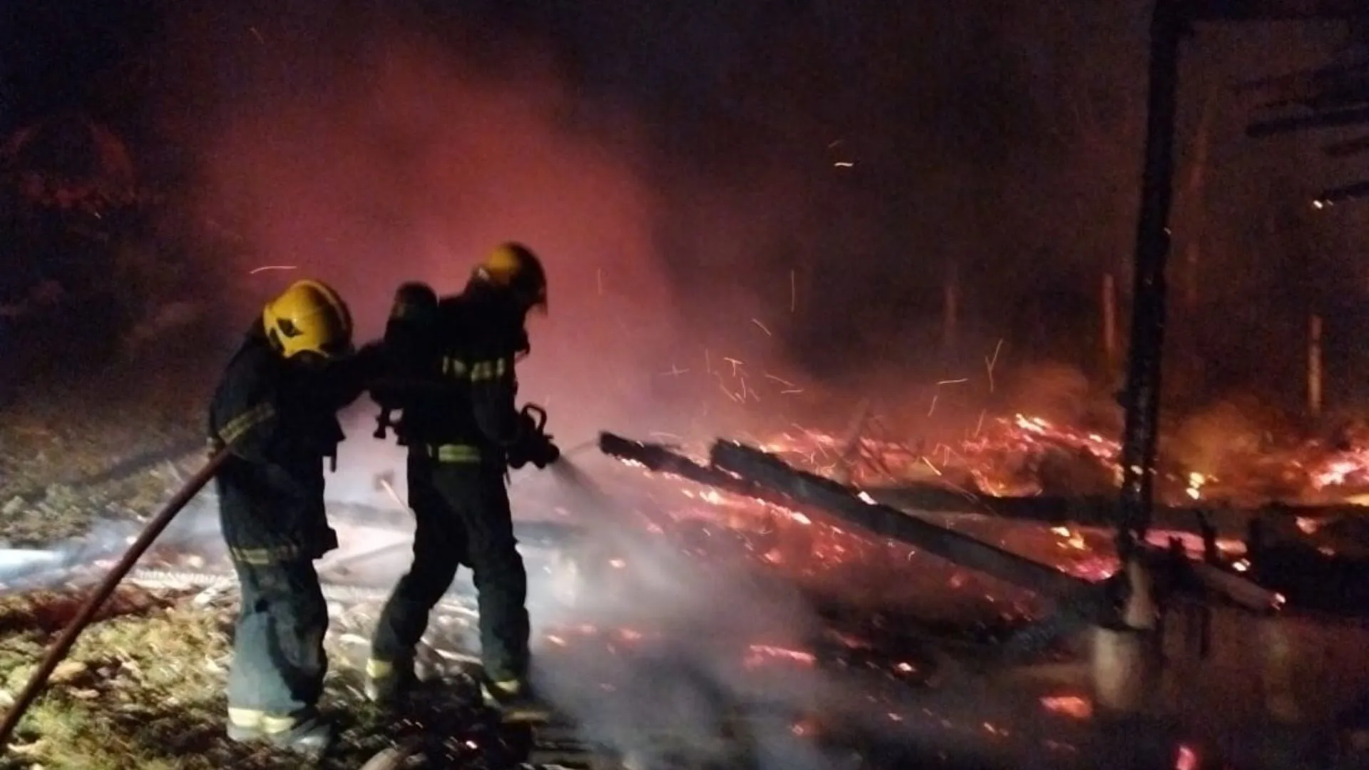 Incêndio destrói casa de madeira em Tangará