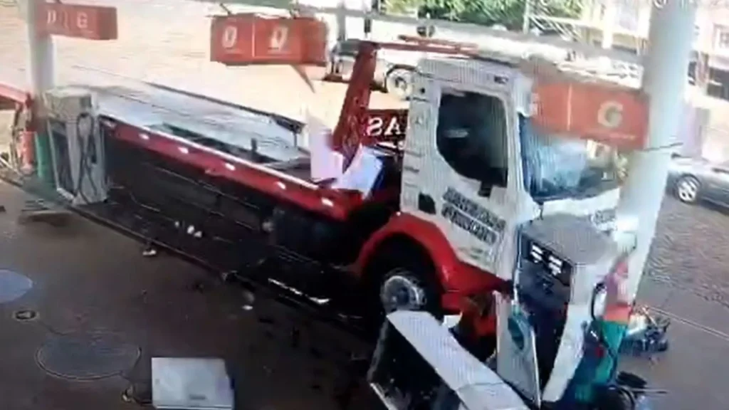 Caminhão desgovernado invade posto de combustível e causa destruição no Oeste