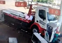 Caminhão desgovernado invade posto de combustível e causa destruição no Oeste Caminhão desgovernado invade posto de combustível e causa destruição no Oeste