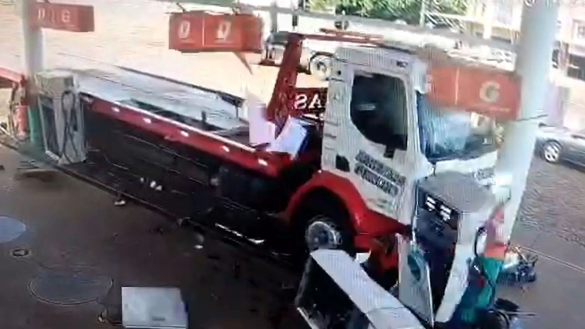 Caminhão desgovernado invade posto de combustível e causa destruição no Oeste