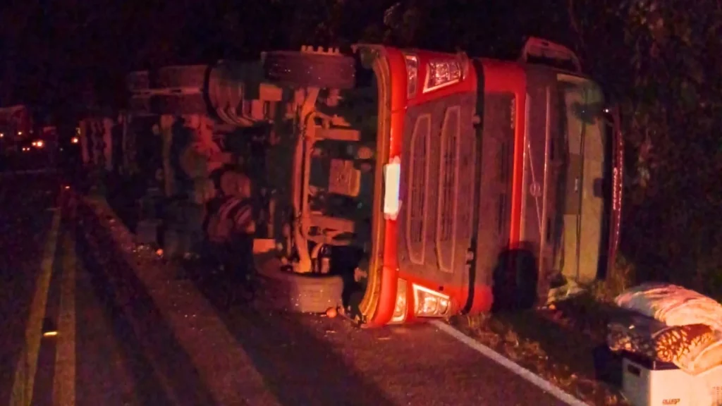 Carreta carregada com maçãs tomba na SC-452 no Meio-Oeste