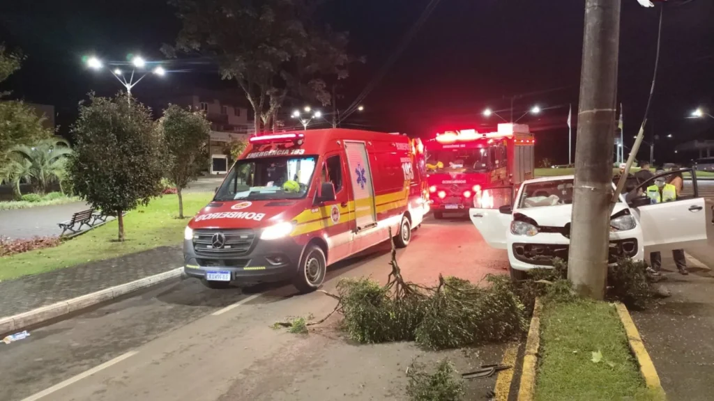 Motorista é levado ao hospital após colisão com poste em Fraiburgo