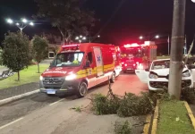 Motorista é levado ao hospital após colisão com poste em Fraiburgo Motorista é levado ao hospital após colisão com poste em Fraiburgo