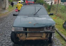 Carro atinge muro de residência e veículo estacionado no bairro Santos Dumont em Videira Carro atinge muro de residência e veículo estacionado no bairro Santos Dumont em Videira