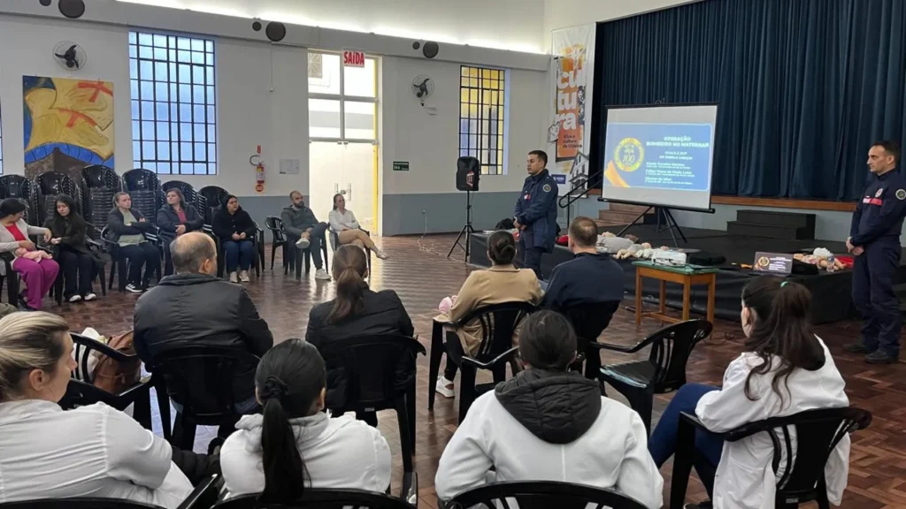 Gestantes e pais participam de palestra sobre prevenção e desobstrução em casos de engasgo em bebês