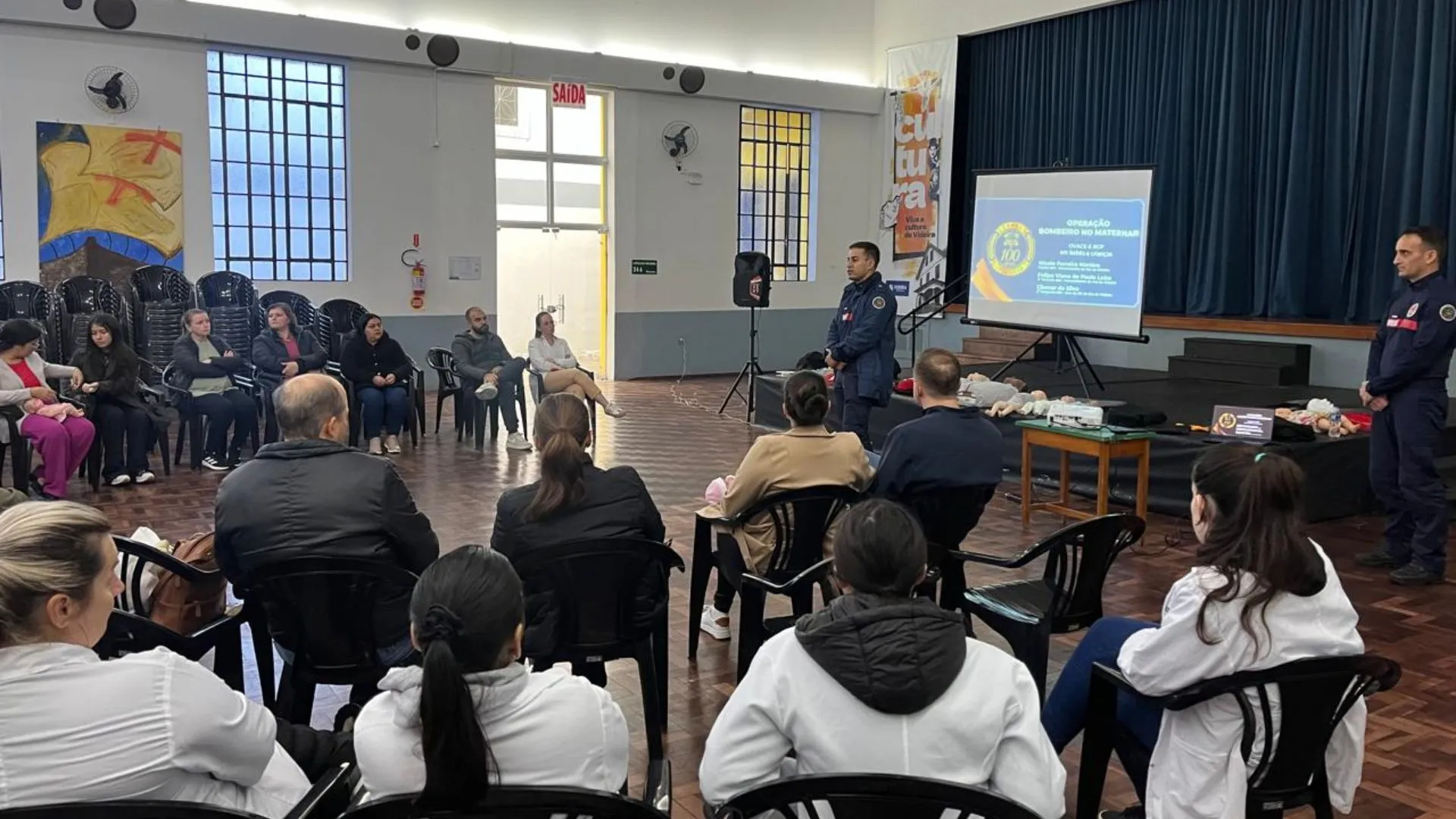 Gestantes e pais participam de palestra sobre prevenção e desobstrução em casos de engasgo em bebês