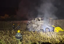 Colheitadeira é destruída por incêndio em propriedade rural Colheitadeira é destruída por incêndio em propriedade rural